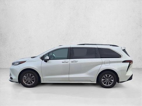 Used 2023 Toyota Sienna XLE image 8
