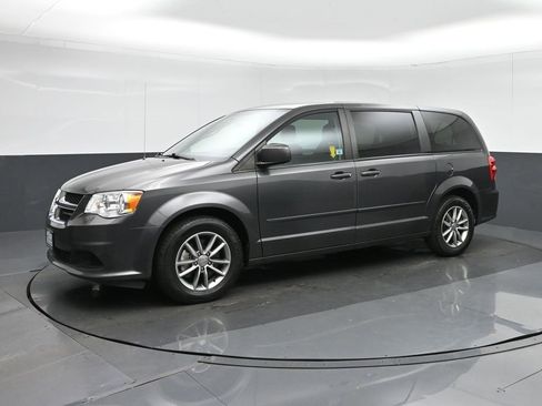 Used 2016 Dodge Grand Caravan SE image 3