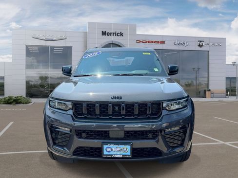 Used 2026 Jeep Grand Cherokee Limited AWD/4WD image 2