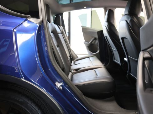 Used 2022 Tesla Model Y Long Range image 35