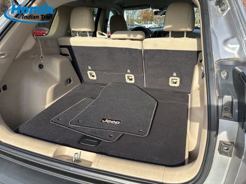 Used 2019 Jeep Cherokee Latitude w/ Popular Appearance Group image 19