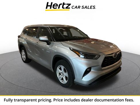 Used 2025 Toyota Highlander LE FWD image 1