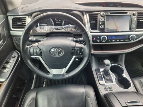 Used 2019 Toyota Highlander XLE FWD image 27
