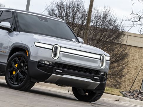 Used 2024 Rivian R1S Adventure image 5