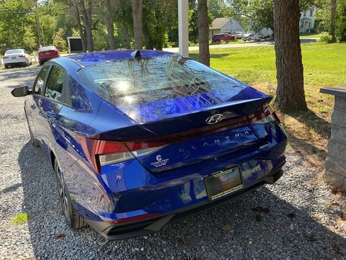 Used 2023 Hyundai Elantra SEL w/ Convenience Package FWD image 3