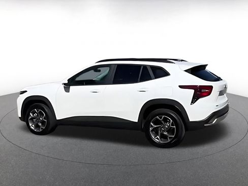 Used 2025 Chevrolet Trax LT w/ LT Convenience Package image 8