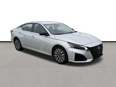 Used 2024 Nissan Altima 2.5 SV FWD image 3