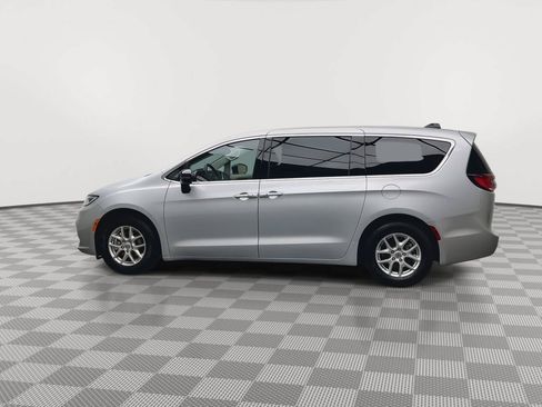 Used 2024 Chrysler Pacifica Touring-L FWD image 35