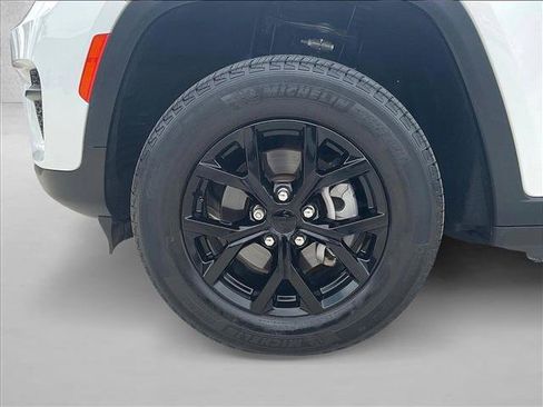 Used 2024 Jeep Grand Cherokee Altitude RWD image 10