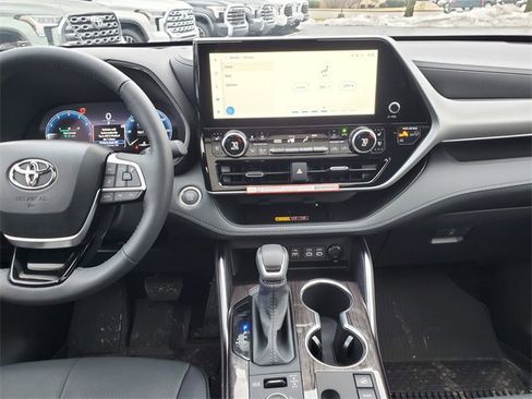 New 2026 Toyota Highlander Platinum image 15