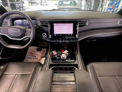 Used 2024 Jeep Wagoneer L Series II w/ Flexible Seating Group AWD/4WD image 6