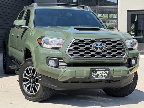 Used 2021 Toyota Tacoma TRD Sport w/ TRD Premium Sport Package AWD/4WD image 5