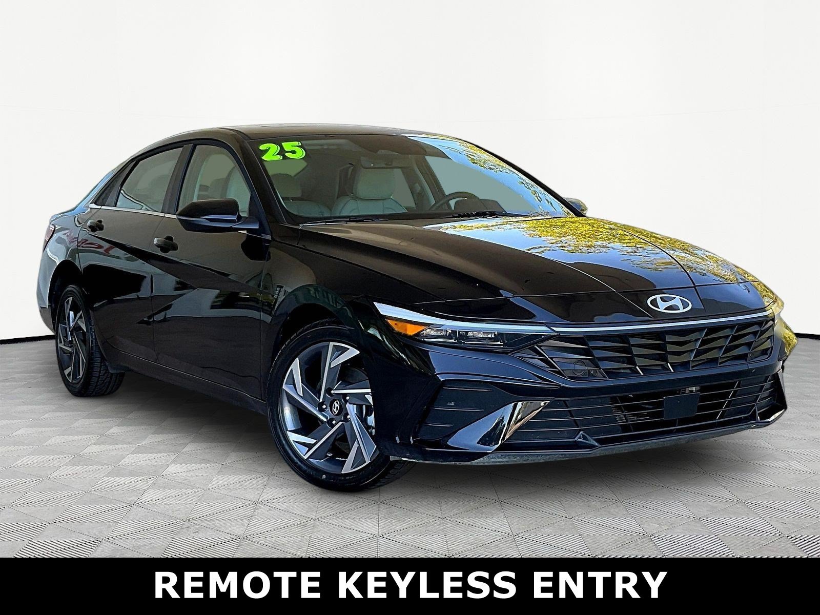 Used 2025 Hyundai Elantra Limited FWD image 3