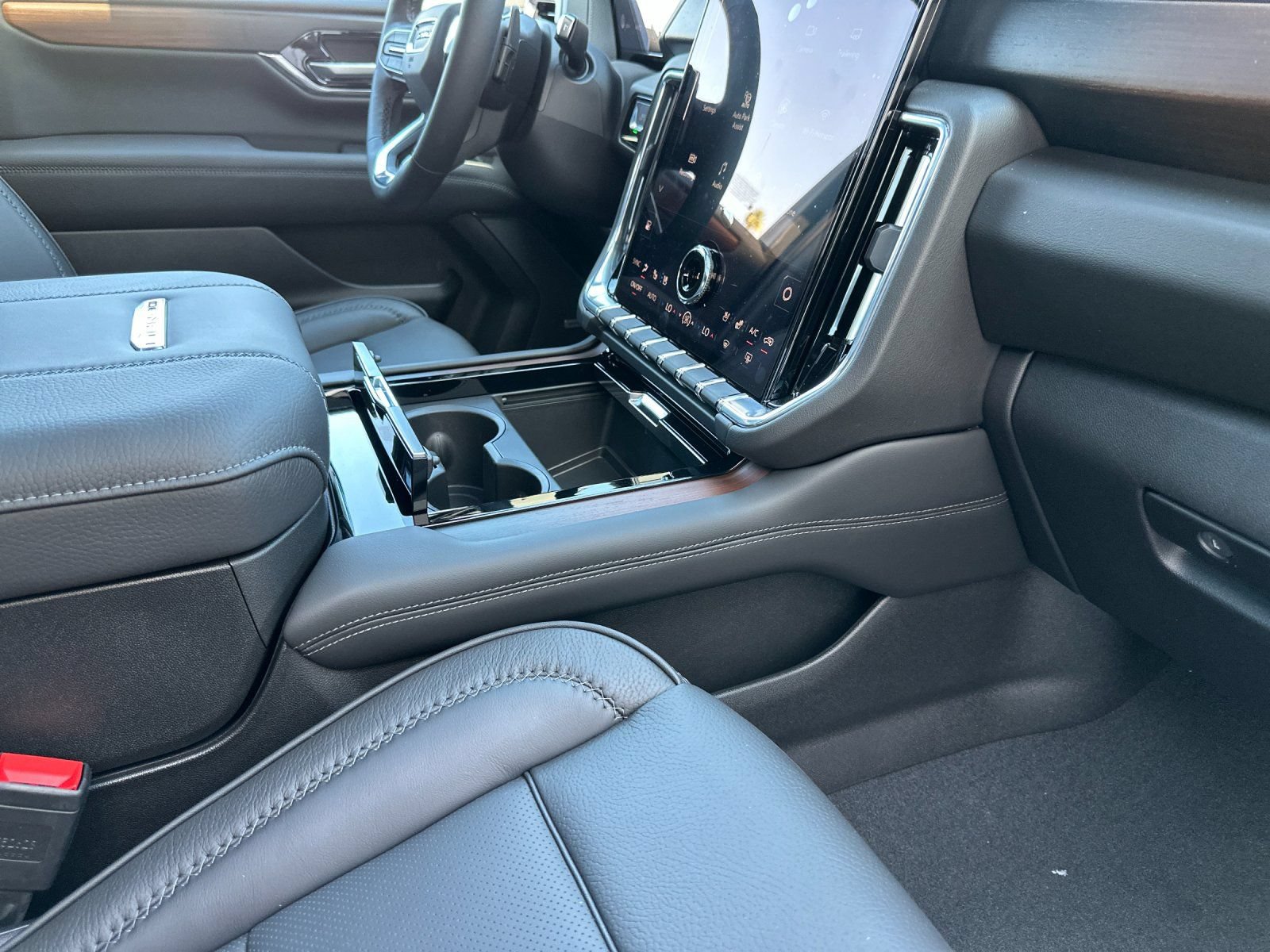 New 2026 GMC Yukon Denali w/ Sun & Power Step Package AWD/4WD image 17
