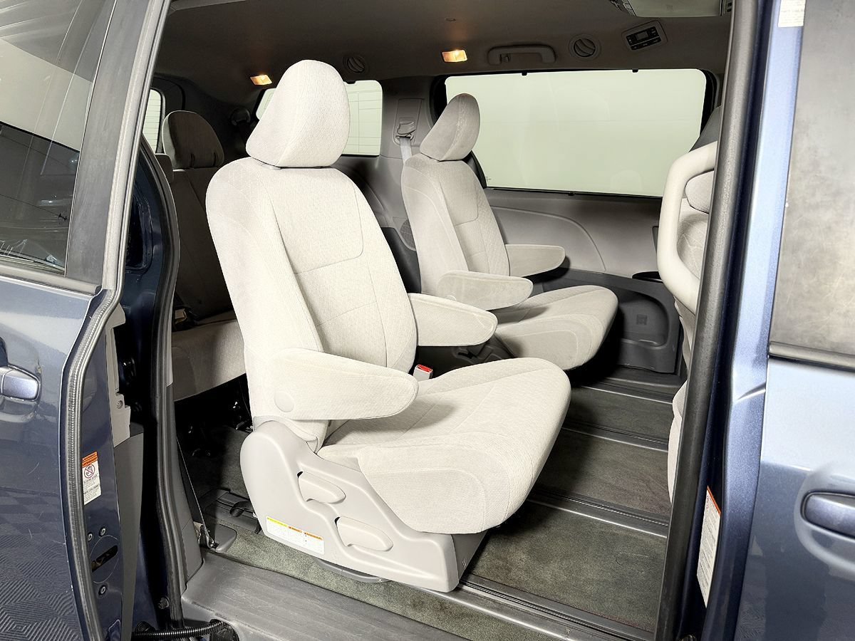 Used 2017 Toyota Sienna LE AWD/4WD image 43