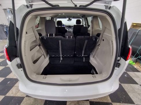 Used 2023 Chrysler Voyager LX image 17