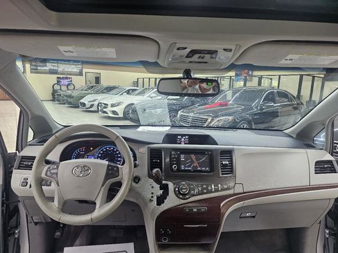 Used 2014 Toyota Sienna XLE FWD image 26
