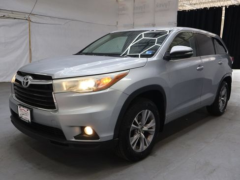 Used 2016 Toyota Highlander Plus AWD/4WD image 3