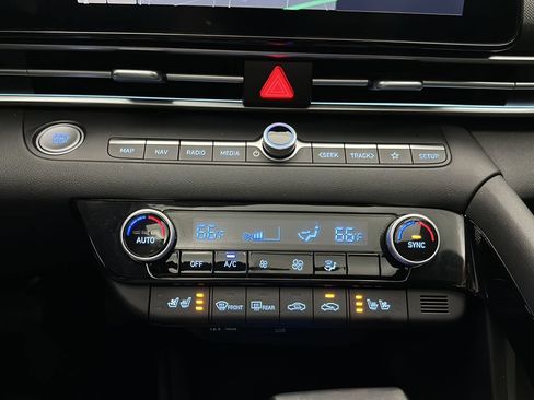 Certified 2025 Hyundai Elantra Limited FWD image 29