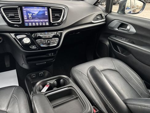Used 2020 Chrysler Pacifica Touring-L w/ Advanced Safetytec Group image 22