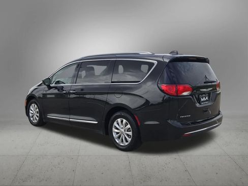 Used 2018 Chrysler Pacifica Touring-L FWD image 4