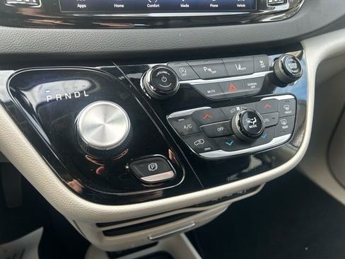 Used 2024 Chrysler Pacifica Touring-L image 20