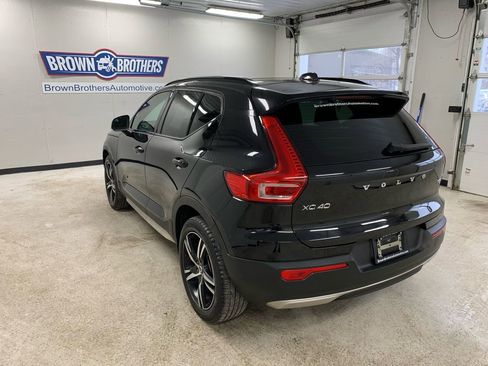 Used 2021 Volvo XC40 T5 R-Design image 4