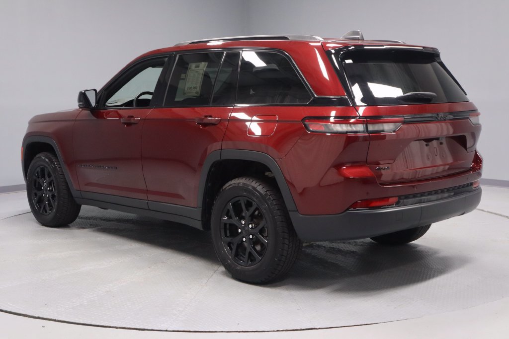 Used 2025 Jeep Grand Cherokee Altitude AWD/4WD image 9