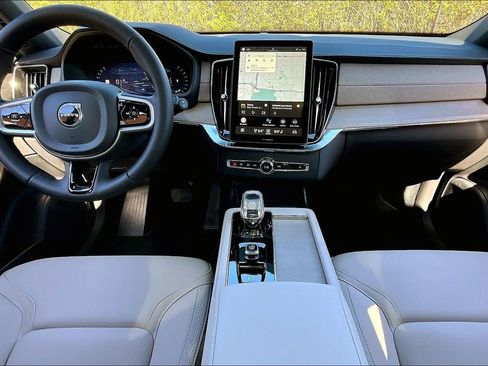 New 2026 Volvo XC90 B5 Core image 9