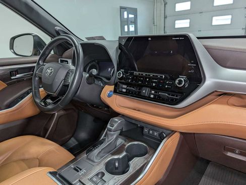 Used 2021 Toyota Highlander Platinum image 48