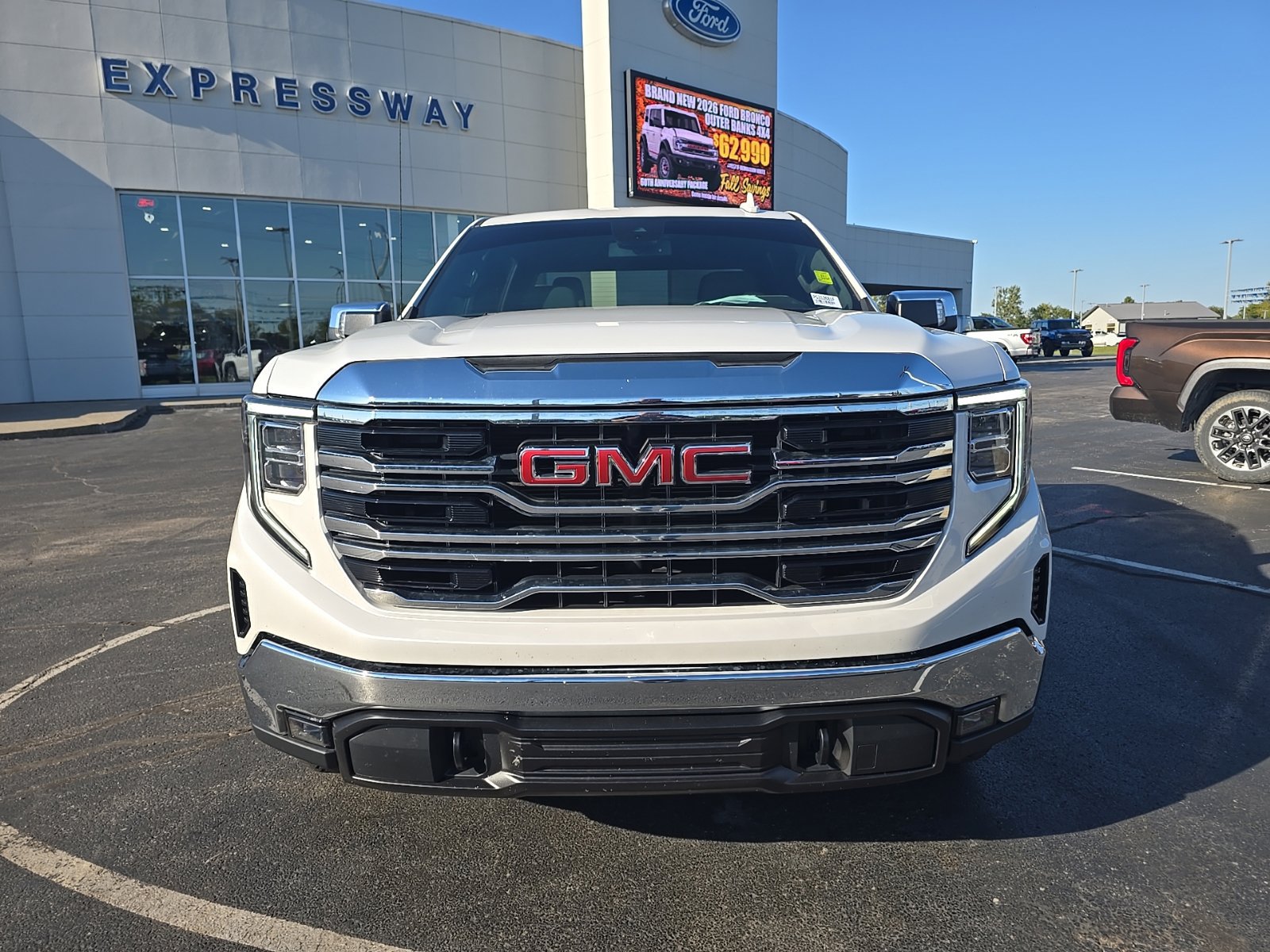 Used 2023 GMC Sierra 1500 SLT w/ SLT Premium Package AWD/4WD image 2