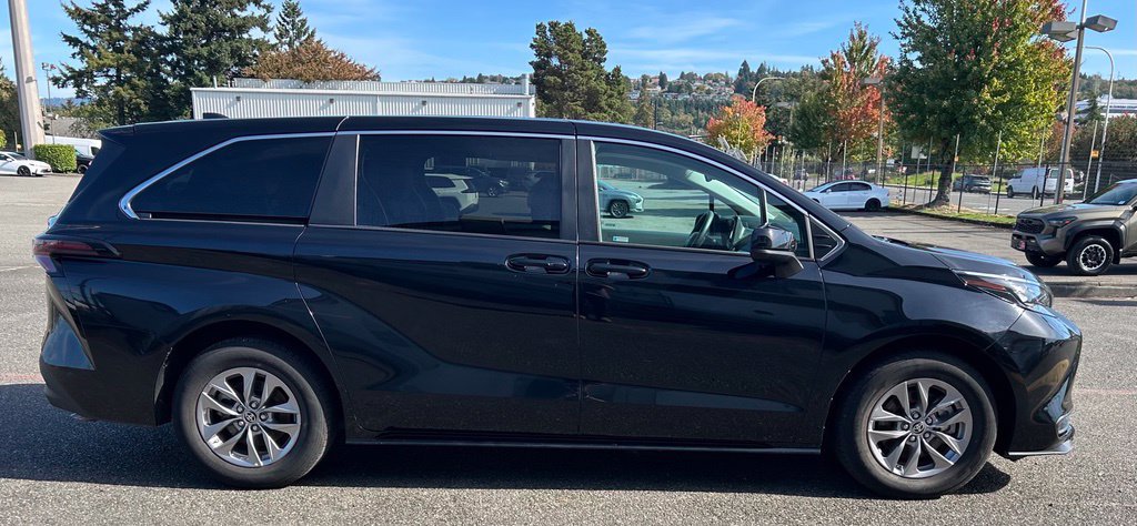 Certified 2024 Toyota Sienna LE AWD/4WD image 4