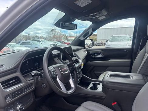 Used 2024 GMC Yukon SLT w/ SLT Luxury Package AWD/4WD image 11