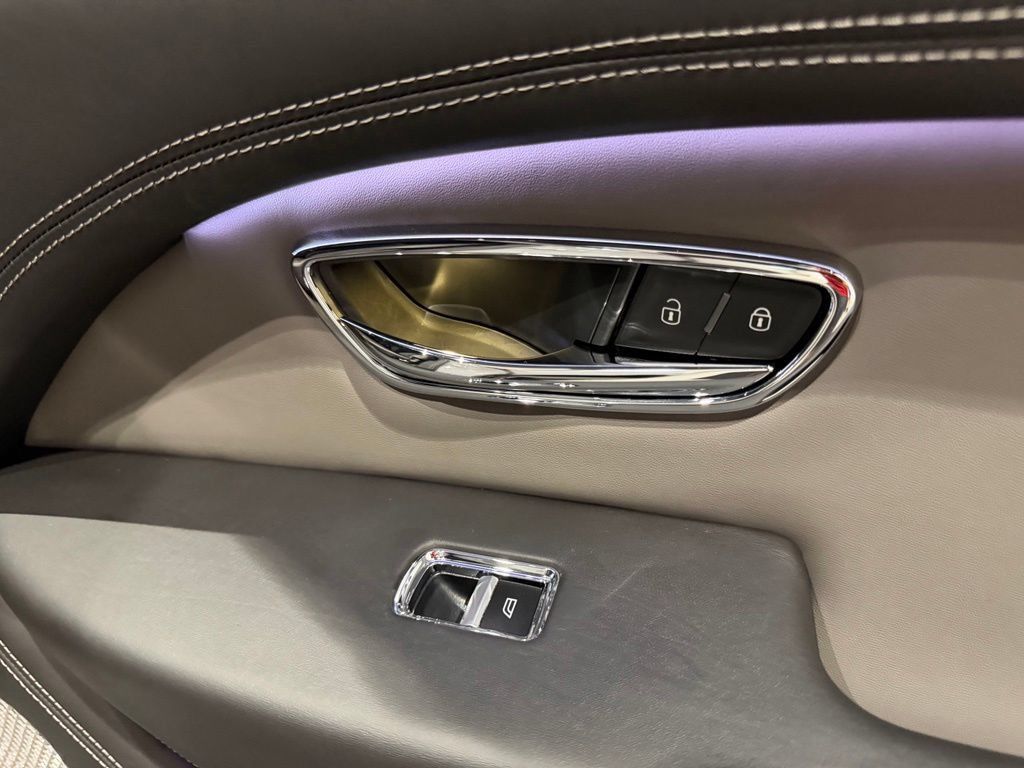 Used 2022 Bentley Bentayga AWD/4WD image 51