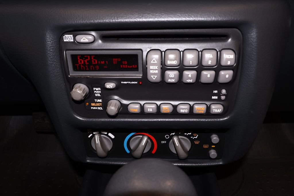 Used 2002 Pontiac Sunfire SE w/ Sun & Sound Pkg FWD image 19