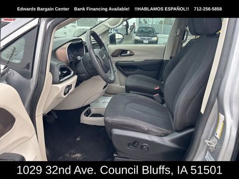 Used 2017 Chrysler Pacifica Touring w/ Tire & Wheel Group image 16