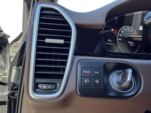 Used 2023 Porsche Cayenne Platinum Edition image 56