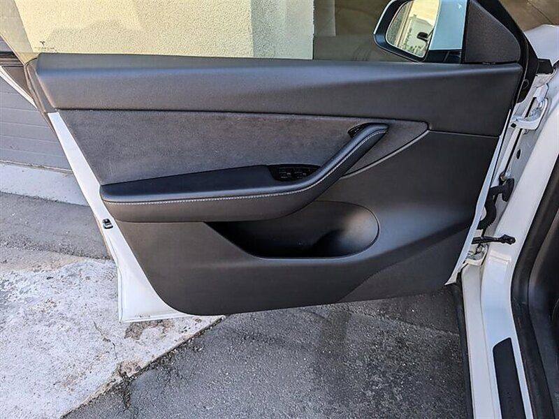 Used 2021 Tesla Model Y Long Range AWD/4WD image 18