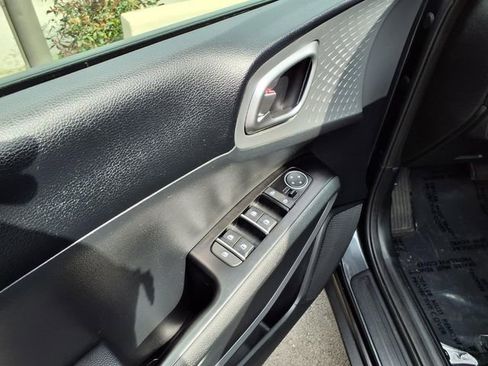 Used 2025 Kia Soul LX w/ LX Technology Package image 12