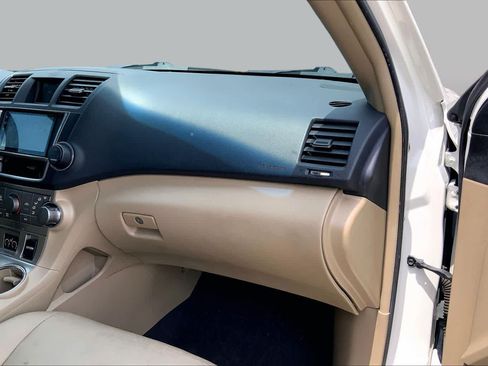 Used 2013 Toyota Highlander SE FWD image 19