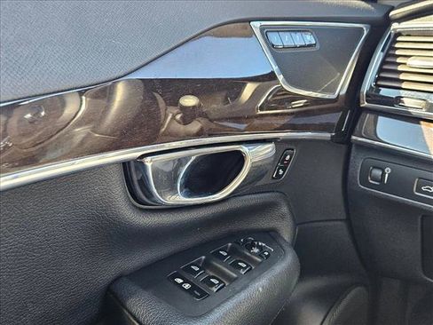 Used 2017 Volvo XC90 T6 Momentum w/ Vision Package image 23