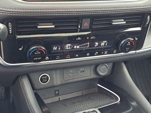 Used 2021 Nissan Rogue Platinum image 16