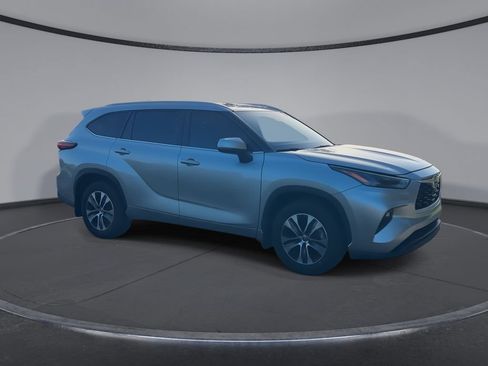 Certified 2023 Toyota Highlander XLE FWD image 2