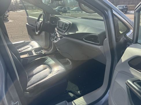 Used 2018 Chrysler Pacifica Touring-L image 24