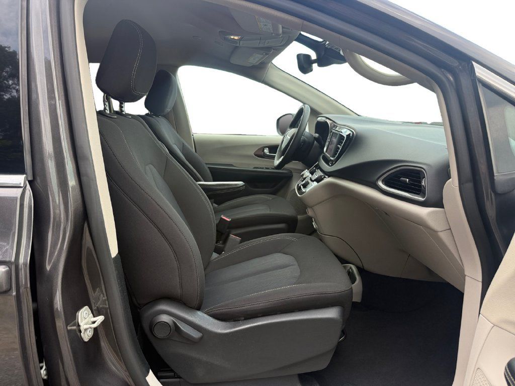 Used 2023 Chrysler Voyager LX FWD image 15