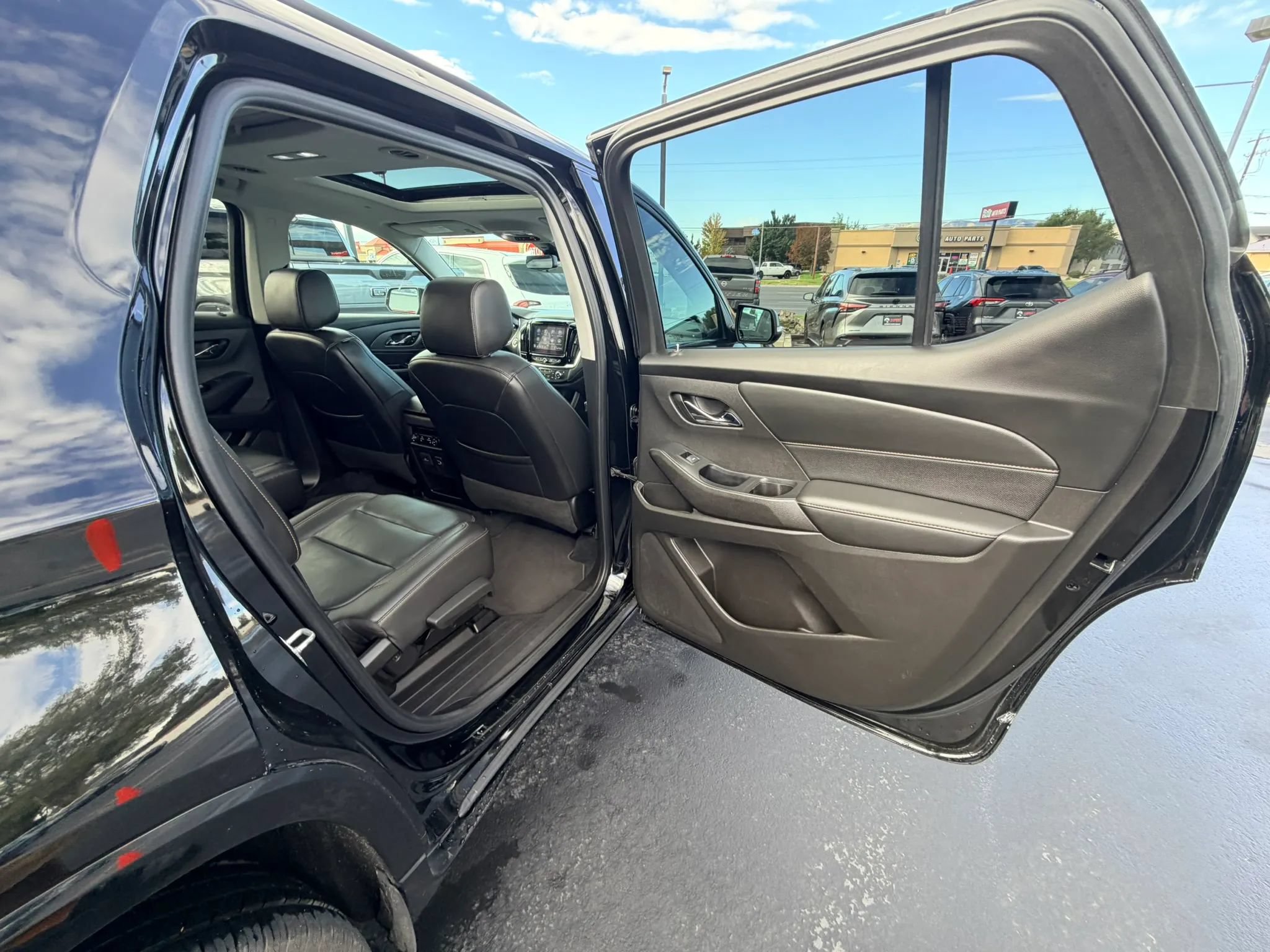 Used 2021 Chevrolet Traverse Premier w/ Redline Edition AWD/4WD image 24
