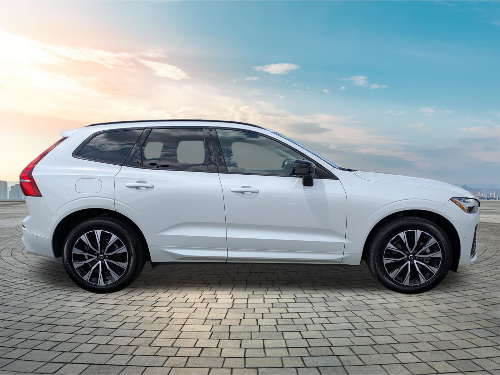 Used 2024 Volvo XC60 B5 Plus AWD/4WD image 4
