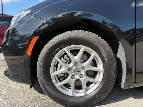 Used 2024 Chrysler Pacifica Touring-L FWD image 35