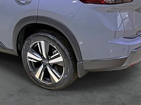 Used 2025 Nissan Rogue SL AWD/4WD image 9