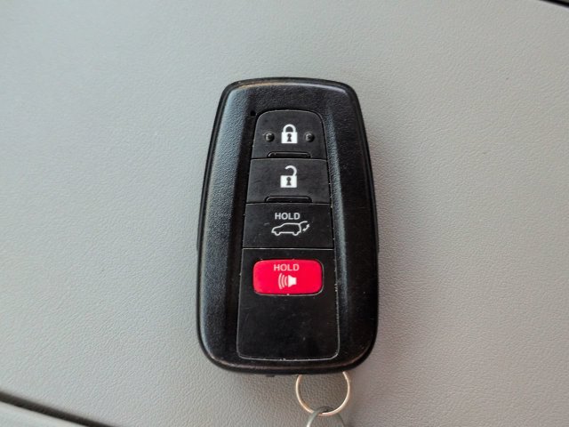 Used 2021 Toyota Highlander XLE FWD image 29